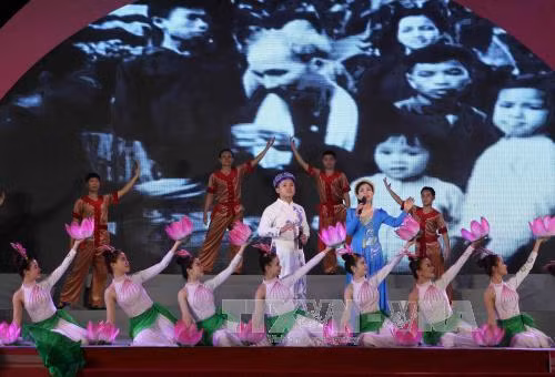 Kỷ niệm Ngày sinh Bác Hồ 19/5: 'Dâng Người câu hát dân ca' ảnh 1