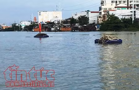 Chìm ghe chở 94 tấn vôi trên Kênh Tẻ, 3 người suýt chết ảnh 1
