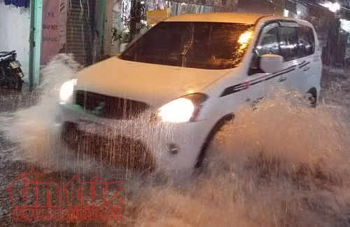 TP Hồ Chí Minh mưa lớn kèm sấm chớp, nhiều tuyến đường ngập sâu trong biển nước ảnh 2