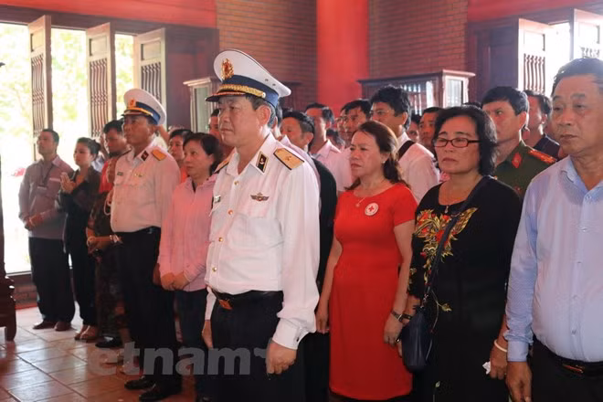 Dâng hương tưởng niệm Chủ tịch Hồ Chí Minh tại Trường Sa ảnh 1