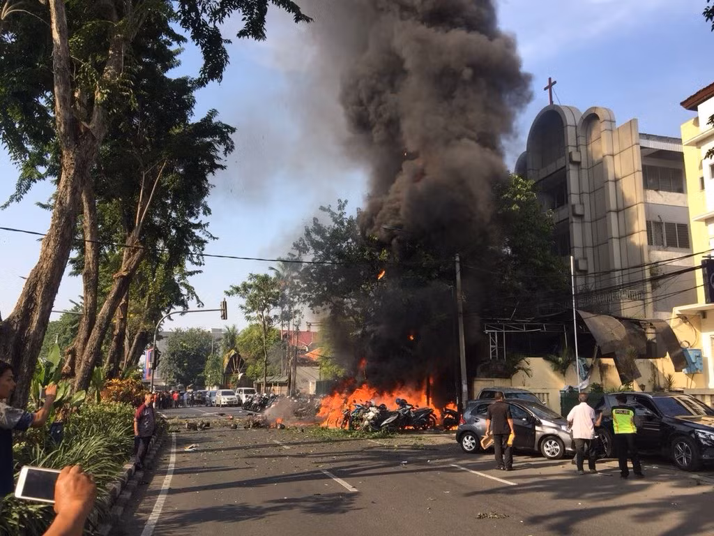Thương vong trong vụ đánh bom liều chết liên hoàn ở Indonesia tăng lên hơn 50 người ảnh 1