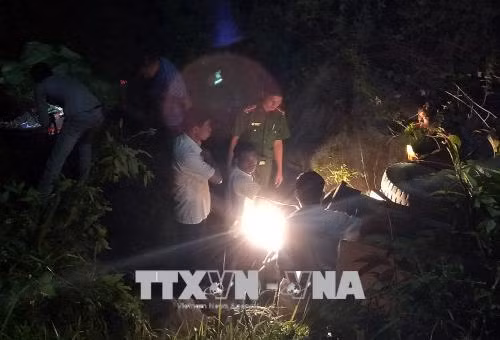 Công nông lao xuống khe suối sâu 4m, lái xe và 8 học sinh thương vong ảnh 1