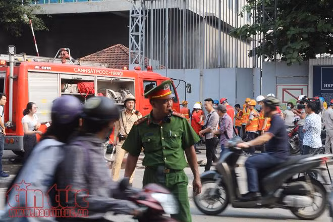 Cháy lớn tại công trường bệnh viện Việt - Pháp, công nhân chạy tán loạn ảnh 1