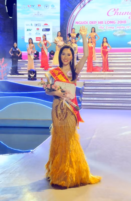 Nguyễn Phương Anh đăng quang 'Người đẹp Hạ Long 2018' ảnh 1