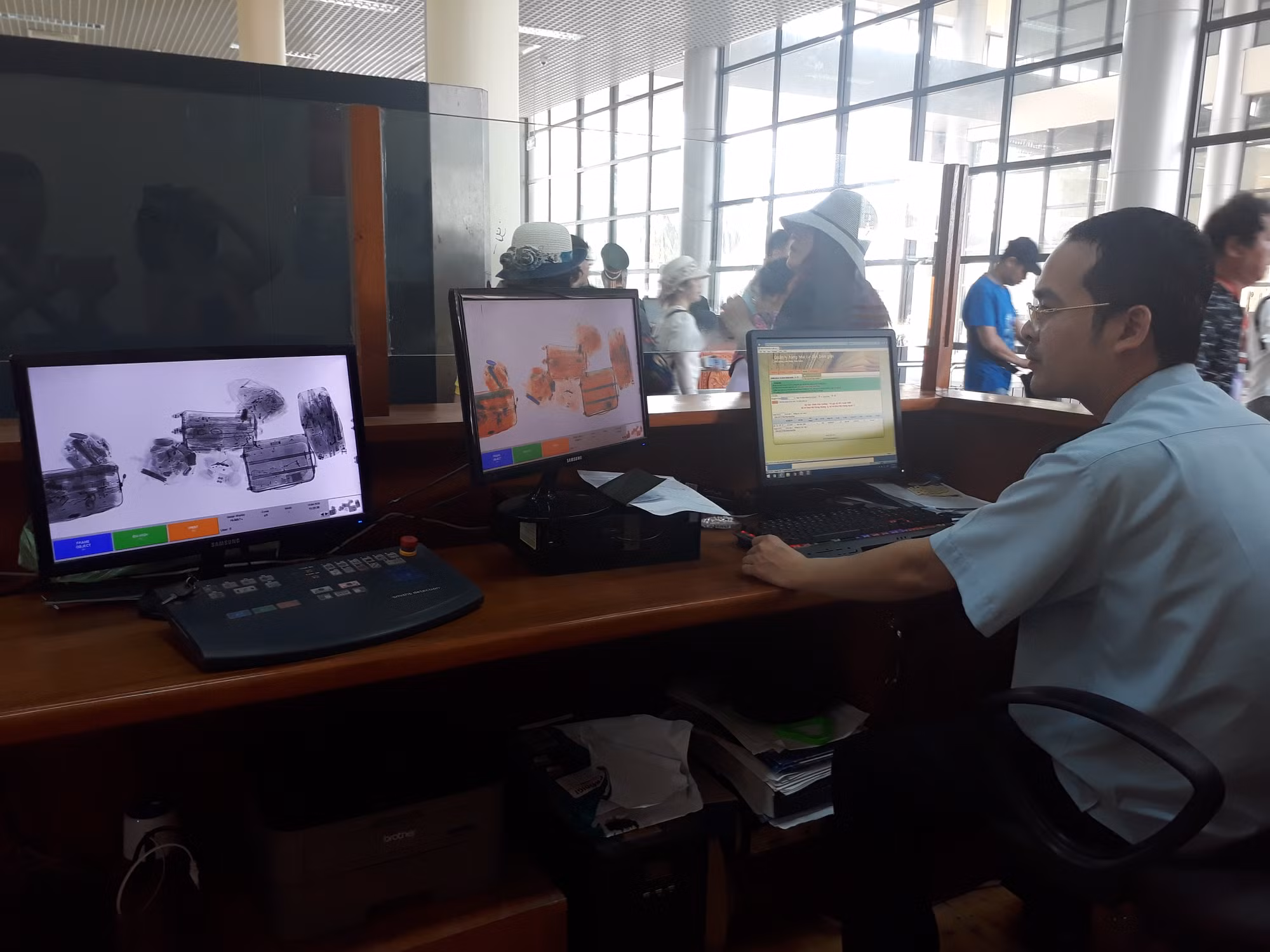 Vận động bà con khu vực cửa khẩu không tiếp tay cho buôn lậu ảnh 1