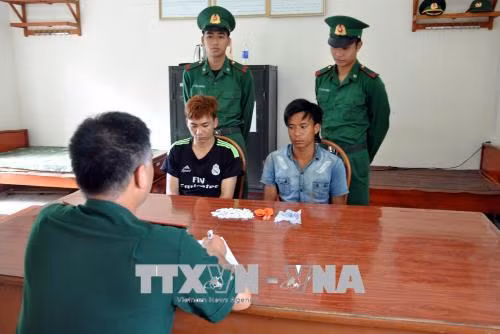 Bắt giữ 2 đối tượng vận chuyển ma túy sang biên giới ảnh 1