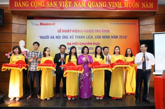 Xây dựng văn hóa ứng xử thanh lịch, văn minh người Hà Nội qua cuộc thi ảnh ảnh 3
