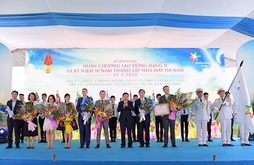 FrieslandCampina đón nhận Huân chương Lao động hạng Nhì ảnh 1