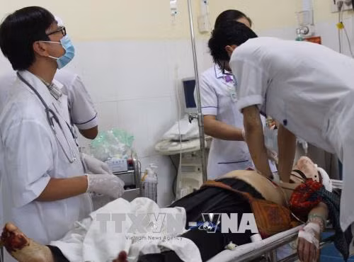  Xe khách lao vào vách núi làm 2 người chết, hàng chục người bị thương ảnh 1
