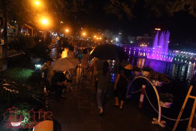 Đội mưa dự khai trương phố đi bộ Trịnh Công Sơn, Hà Nội ảnh 5