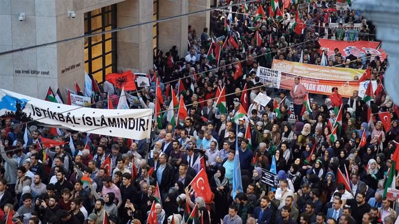 Biển người biểu tình ở Thổ Nhĩ Kỳ ủng hộ dân Palestine và phản đối Mỹ ảnh 1
