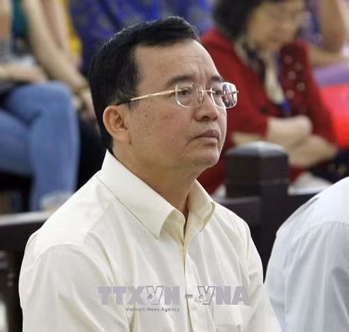 Bị cáo Đinh La Thăng cùng Luật sư bào chữa tranh luận về tội danh ảnh 2