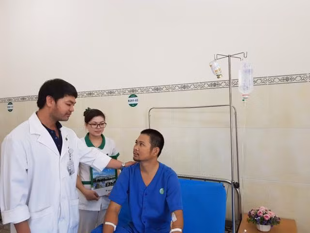  Hai giờ căng thẳng mổ cấp cứu cho 'hiệp sĩ' Bình Dương bị đâm thủng ruột ảnh 1