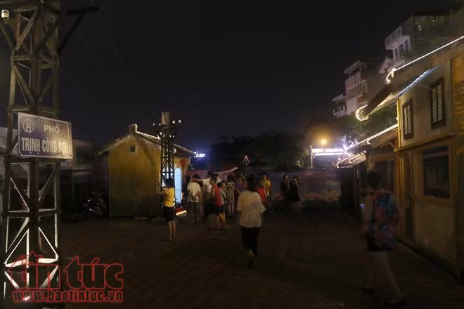 Đội mưa dự khai trương phố đi bộ Trịnh Công Sơn, Hà Nội ảnh 6