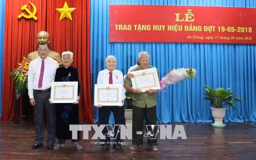 An Giang tổ chức lễ trao Huy hiệu Đảng đợt 19/5 ảnh 1