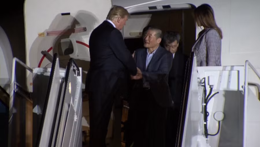 Hình ảnh đầu tiên Tổng thống Trump đón 3 công dân vừa được Triều Tiên trả tự do ảnh 1