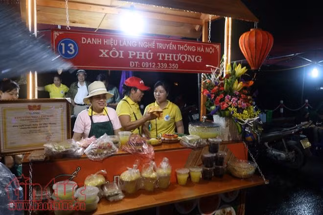Đội mưa dự khai trương phố đi bộ Trịnh Công Sơn, Hà Nội ảnh 8