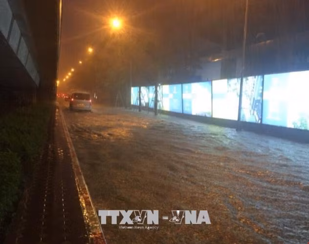 Hà Nội mưa lớn đầu mùa, phố xá nhanh chóng thành sông ảnh 5