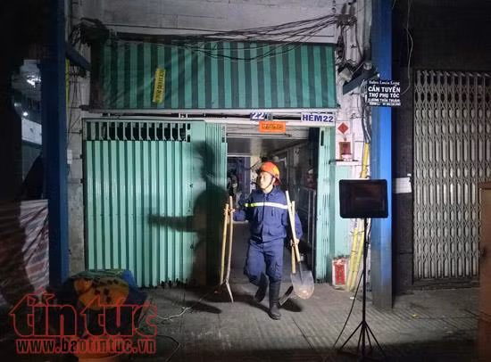 Sập trần nhà 'cổ', nhiều người hoảng loạn khi mắc kẹt bên trong ảnh 2