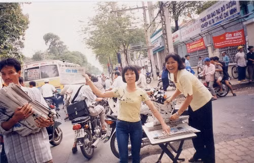 Bạn đọc tìm mua báo Tin tức sau sự kiện khủng bố ở Mỹ ngày 11/9/2001. Ảnh: TL.