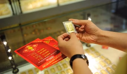 Vàng giao dịch trầm lắng, giới đầu tư 'ngóng' lãi suất của Fed ảnh 1