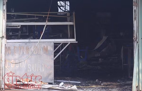 Hiện trường vụ cháy lớn gần chân cầu Vĩnh Tuy khiến cụ già 96 tuổi thiệt mạng ảnh 3