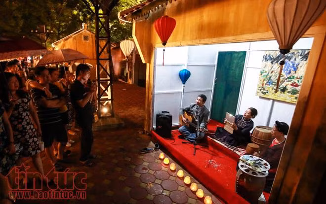 Đội mưa dự khai trương phố đi bộ Trịnh Công Sơn, Hà Nội ảnh 7