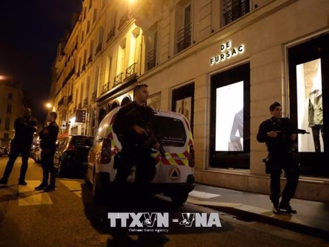Tấn công khủng bố bằng dao tại Paris làm nhiều người thương vong ảnh 1