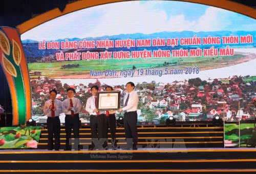 Nam Đàn - Nghệ An đón bằng công nhận huyện đạt chuẩn nông thôn mới ảnh 1