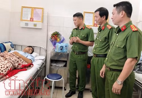 Cảnh sát hình sự trao lại phần khen thưởng thành tích phá án cho các ‘hiệp sĩ’ ảnh 1
