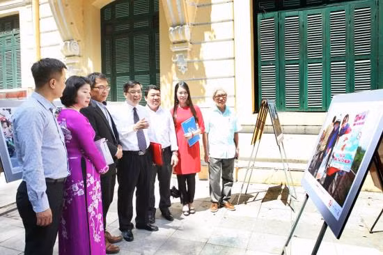 Xây dựng văn hóa ứng xử thanh lịch, văn minh người Hà Nội qua cuộc thi ảnh ảnh 2