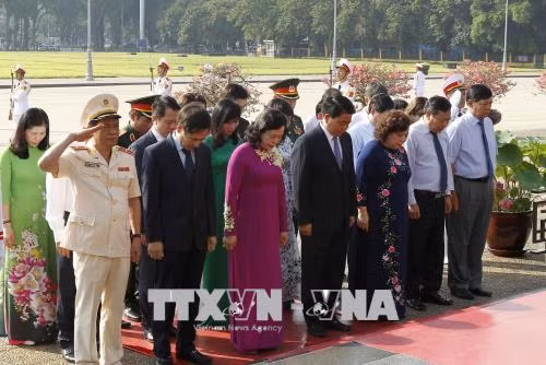 Lãnh đạo thành phố Hà Nội viếng Chủ tịch Hồ Chí Minh ảnh 1