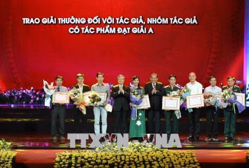 Trao Giải thưởng sáng tác về chủ đề 'Học tập và làm theo tư tưởng, đạo đức, phong cách Hồ Chí Minh' ảnh 2