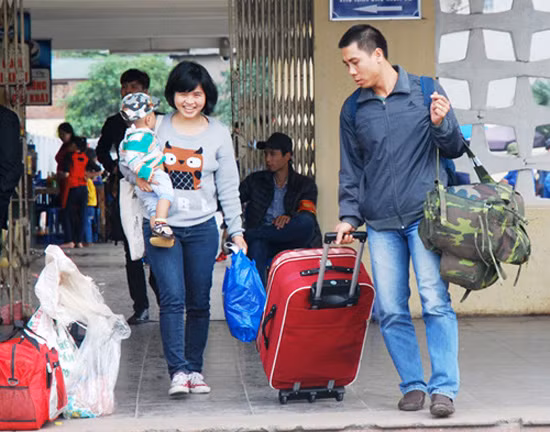 Dòng người ùn ùn đổ về Thủ đô sau Tết ảnh 6