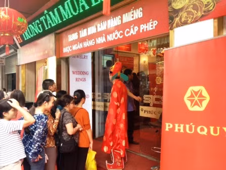 Người Hà Nội nhẫn nại chờ mua vàng ngày Thần tài ảnh 8