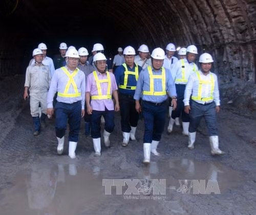 Bộ trưởng Đinh La Thăng chúc Tết đơn vị thi công hầm đèo Cả ảnh 1