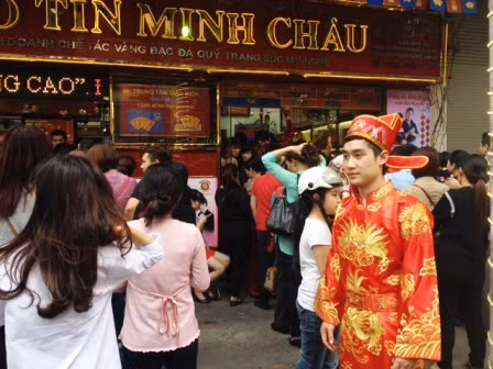 Người Hà Nội nhẫn nại chờ mua vàng ngày Thần tài ảnh 3