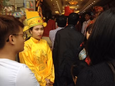 Người Hà Nội nhẫn nại chờ mua vàng ngày Thần tài ảnh 11