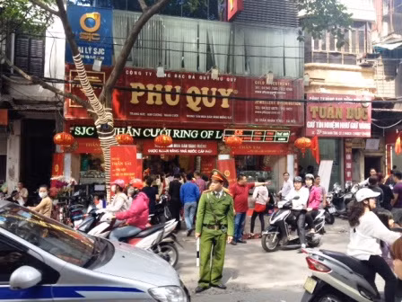Người Hà Nội nhẫn nại chờ mua vàng ngày Thần tài ảnh 13