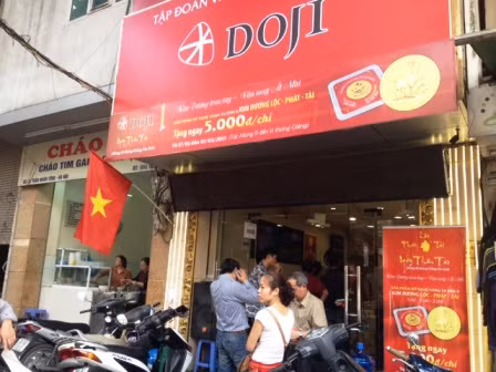 Tiệm vàng ngày Thần tài: Nơi quá tải, chỗ đìu hiu ảnh 12