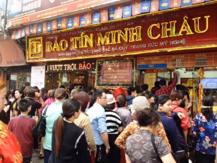 Người Hà Nội nhẫn nại chờ mua vàng ngày Thần tài ảnh 1