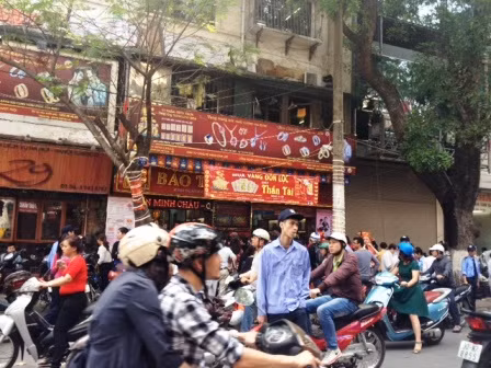 Người Hà Nội nhẫn nại chờ mua vàng ngày Thần tài ảnh 12