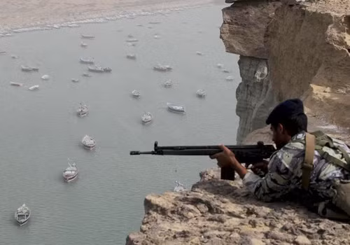 Hải quân Iran tập trận ở eo biển Hormuz ảnh 1