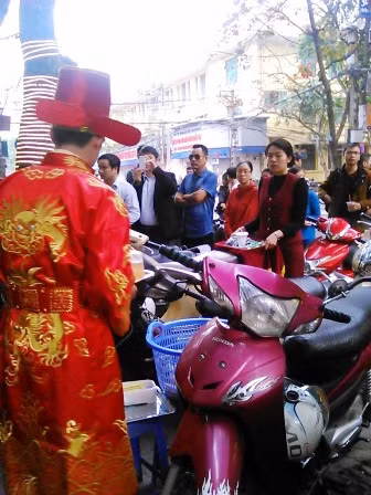 Người Hà Nội nhẫn nại chờ mua vàng ngày Thần tài ảnh 10