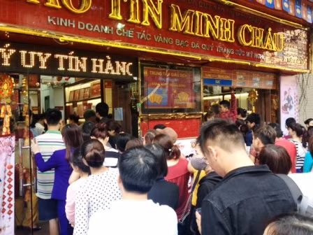 Người Hà Nội nhẫn nại chờ mua vàng ngày Thần tài ảnh 5
