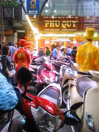 Người Hà Nội nhẫn nại chờ mua vàng ngày Thần tài ảnh 14