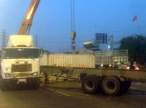 Container văng xuống đường, nhiều người thoát chết ảnh 2