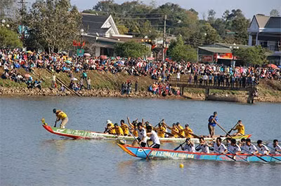 Sôi nổi giải đua thuyền nam truyền thống tỉnh Đắk Lắk năm 2015 ảnh 1