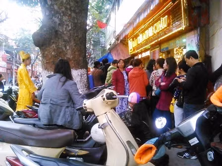 Người Hà Nội nhẫn nại chờ mua vàng ngày Thần tài ảnh 2