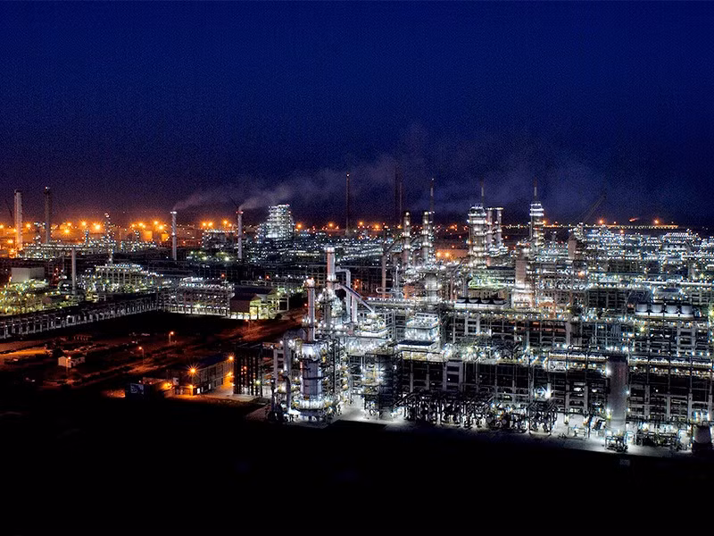 Tổ hợp nhà máy lọc dầu Jamnagar thuộc tập đoàn Reliance Industries của tỷ phú Mukesh Ambani. Ảnh: Wikimedia Commons